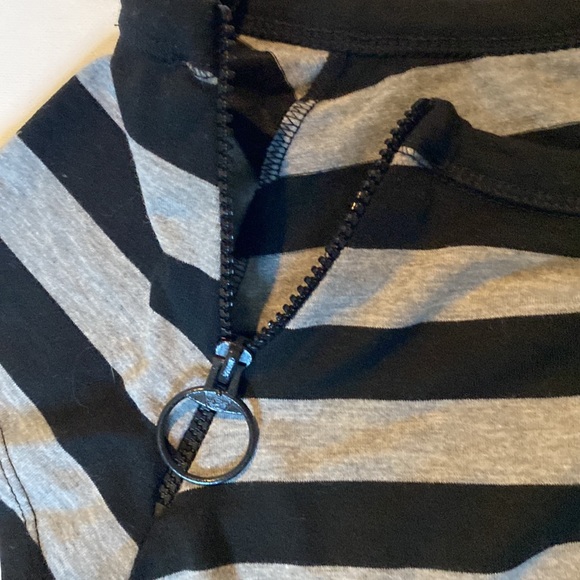 NWT No Boundaries Black & Gray Horizontal Striped T-shirt - Picture 5 of 7